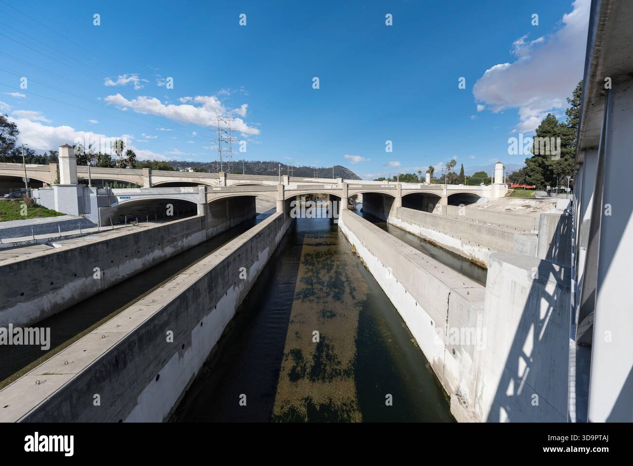 Blick auf den Los Angeles River unter den Brücken Glendale Blvd und Hyperian Blvd im Atwater Village in Los Angeles, Kalifornien. Stockfoto