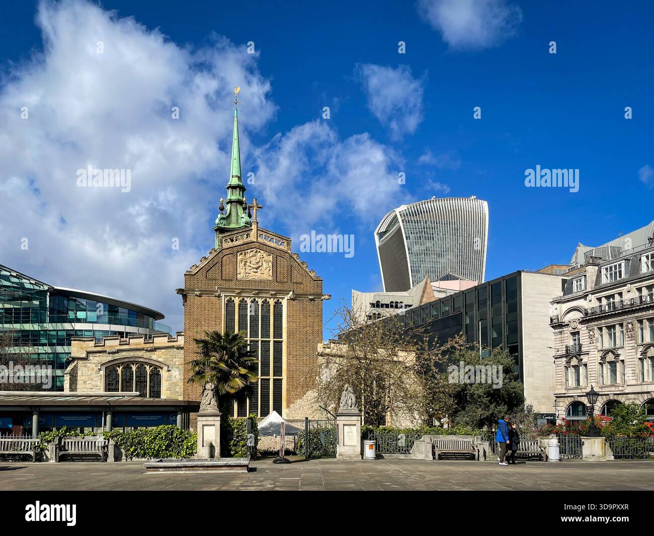 England, Großbritannien, April 2023, Blick auf die Skyline der Stadt London mit im Vordergrund alle Heiligtümer bei der Tower Church Stockfoto