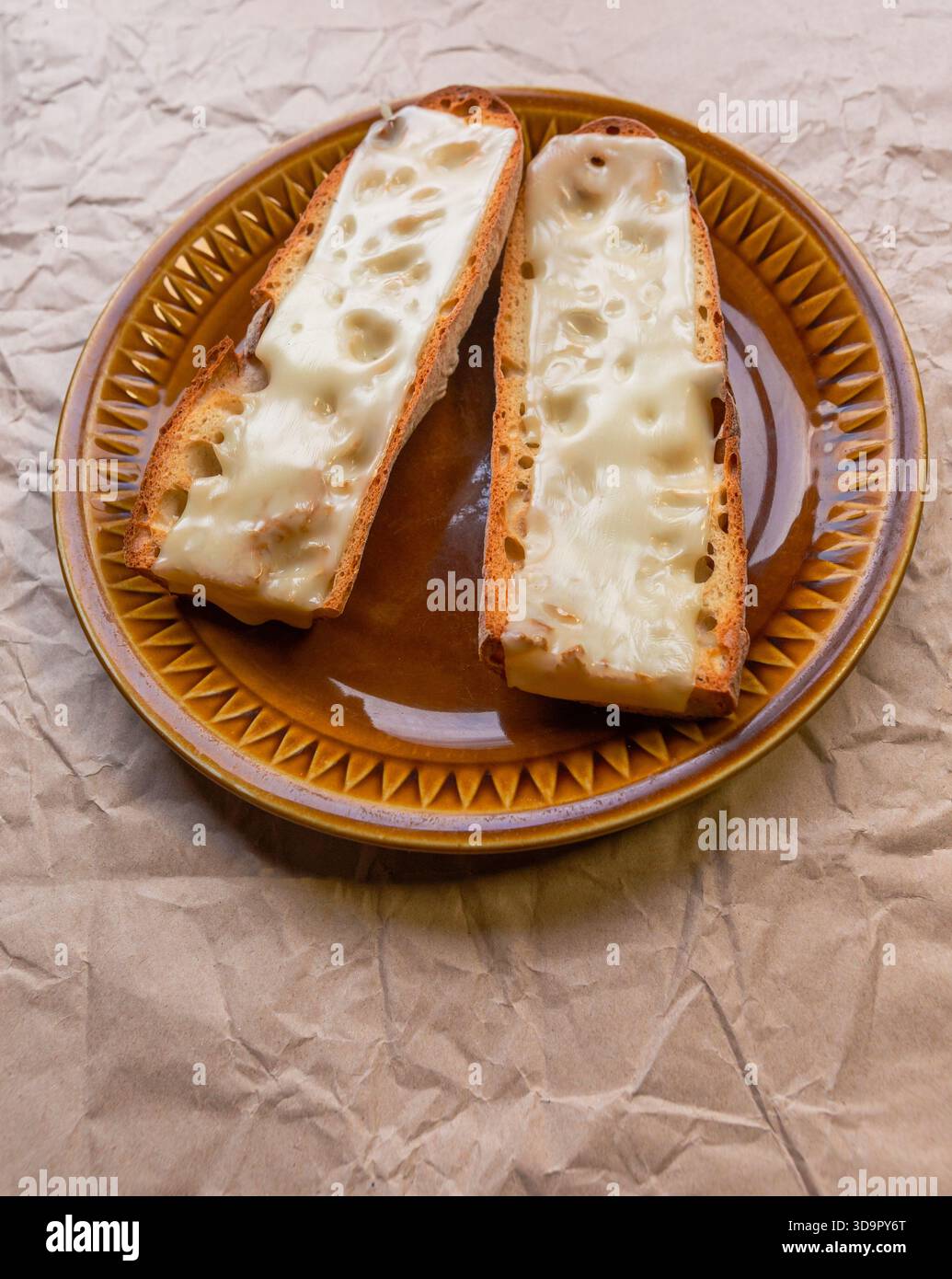 In Scheiben geschnittenes französisches Baguette mit Käse Stockfoto