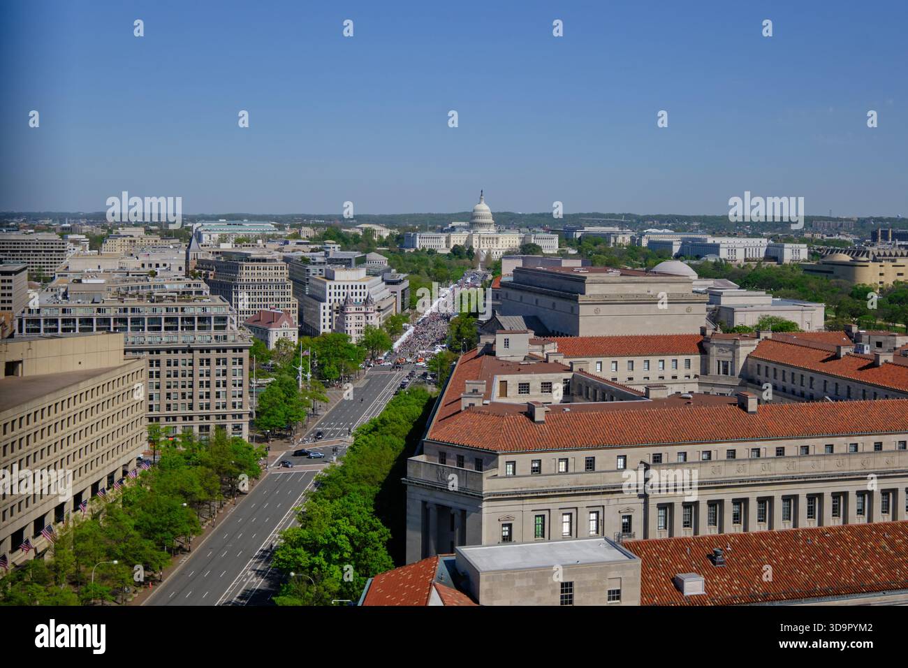 Drohnenansicht der Pennsylvania Ave, Washington DC Major Diagonale im April während der Parade Stockfoto