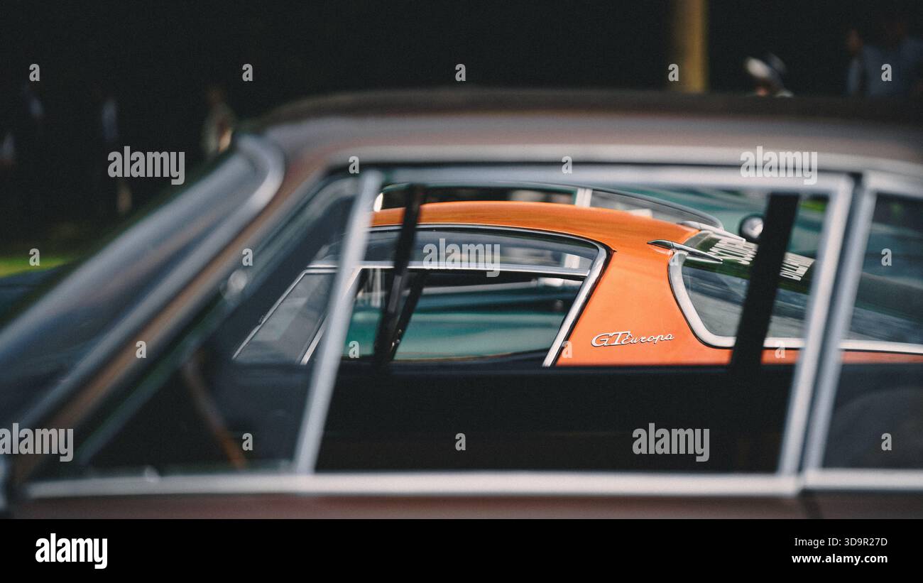 Details des Bizzarrini GT Europa-Emblems, aufgenommen während eines luxuriösen Automobilevents in der Villa Erba, Comer See, Italien Stockfoto