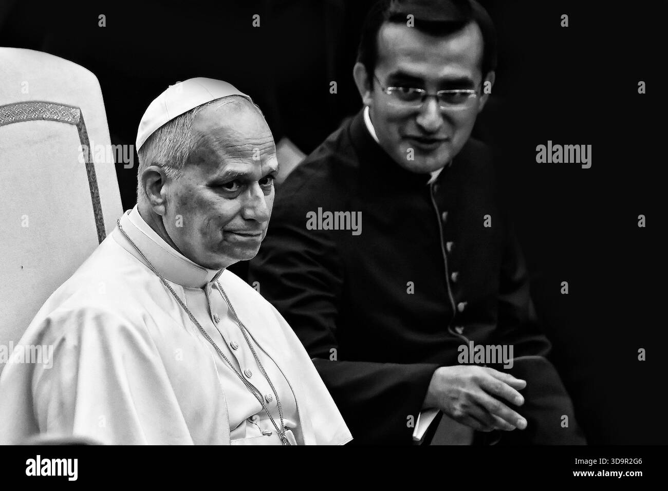 Dezember 2025. Vatikanstadt - PAPST LEO XIV. Während des Konzerts mit Armen im Saal Paul VI. Im Vatikan. Gastsänger MICHAEL BUBLE. © EvandroInetti Via ZUMA Wire (Foto: © Evandro Inetti/ZUMA Press Wire) NUR REDAKTIONELLE VERWENDUNG! Nicht für kommerzielle ZWECKE! Stockfoto