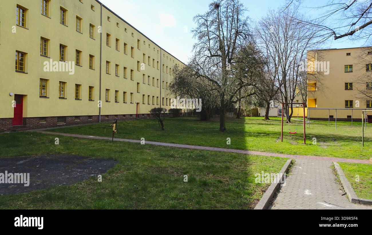Blick auf einen Innenhof in der Wohnsiedlung Hermann Beims in Magdeburg mit Wohngebäuden und ruhiger Gemeinschaftsatmosphäre. Stockfoto