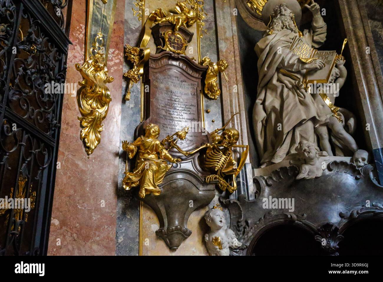 Üppiges Rokoko-Interieur der Asamkirche, das barocke Meisterwerk der Brüder Asam in München, mit kunstvollen Skulpturen und Fresken Stockfoto