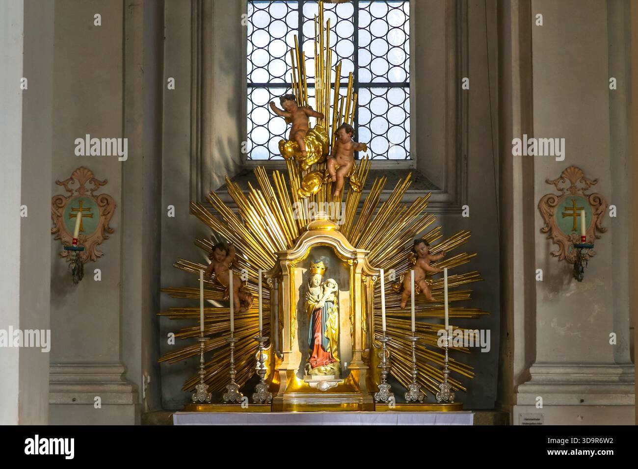 Das Innere der Münchner Theaterkirche mit barocken Fresken, vergoldeten Altären und verzierten Stuckverzierungen im historischen Stadtzentrum. Stockfoto