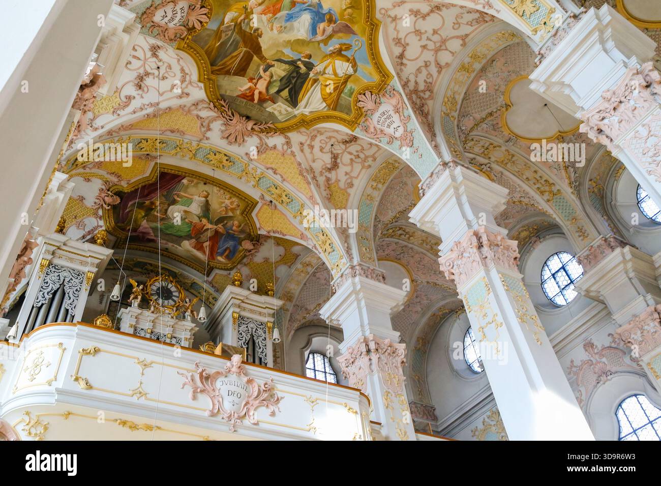 Das Innere der Münchner Theaterkirche mit barocken Fresken, vergoldeten Altären und verzierten Stuckverzierungen im historischen Stadtzentrum. Stockfoto
