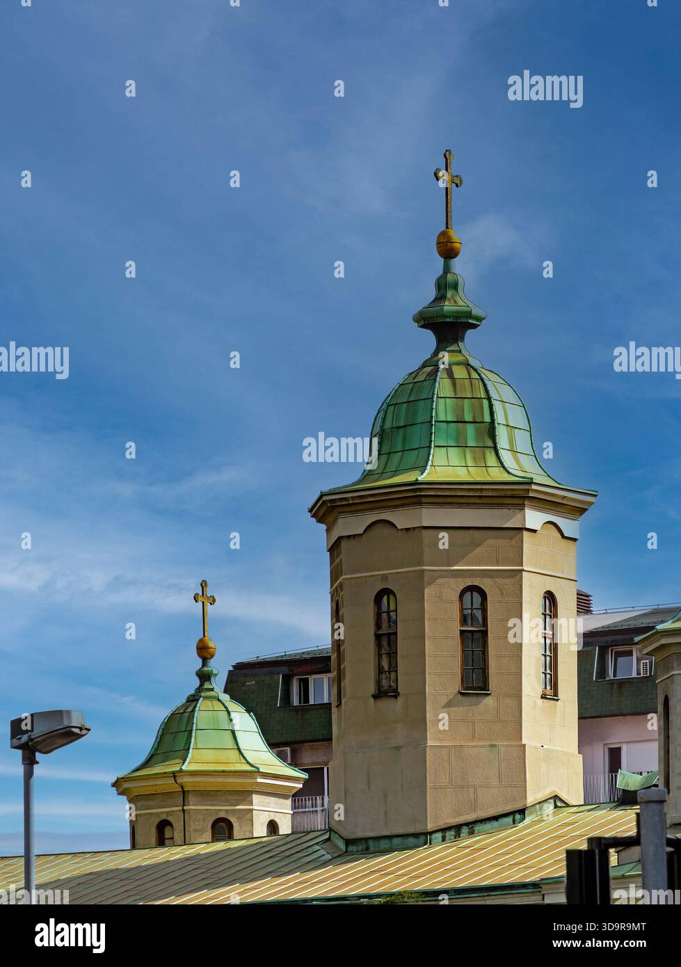 Christliche Kirchtuppeln mit goldenen Kreuzen in der Stadtstraße Stockfoto