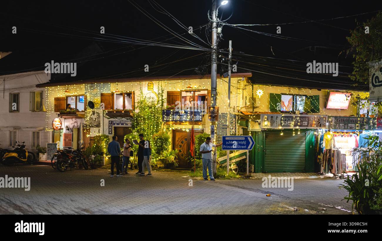 Kochi, Indien - 09.27.2025: Fort Kochi in der Nacht Stockfoto