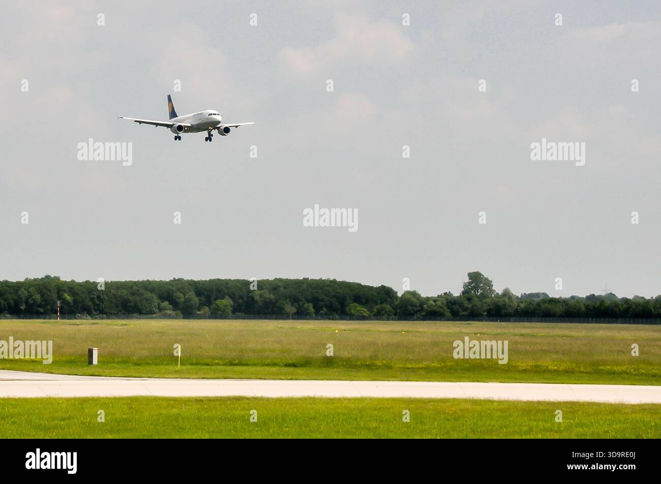 Istanbul, Türkei - 9. August 2008: Lufthansa-Passagierflugzeug mit ausgefahrenem Fahrwerk, Abfahrt zur Landebahn, bereit für die Ankunft Stockfoto