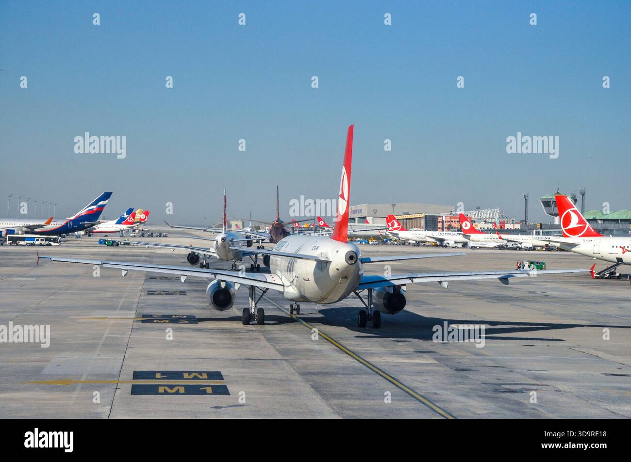Istanbul, Türkei - 9. August 2008: Mehrere Verkehrsflugzeuge, darunter Turkish Airlines, fahren auf dem sonnigen Flughafenparkplatz, bereiten sich auf den Abflug vor Stockfoto