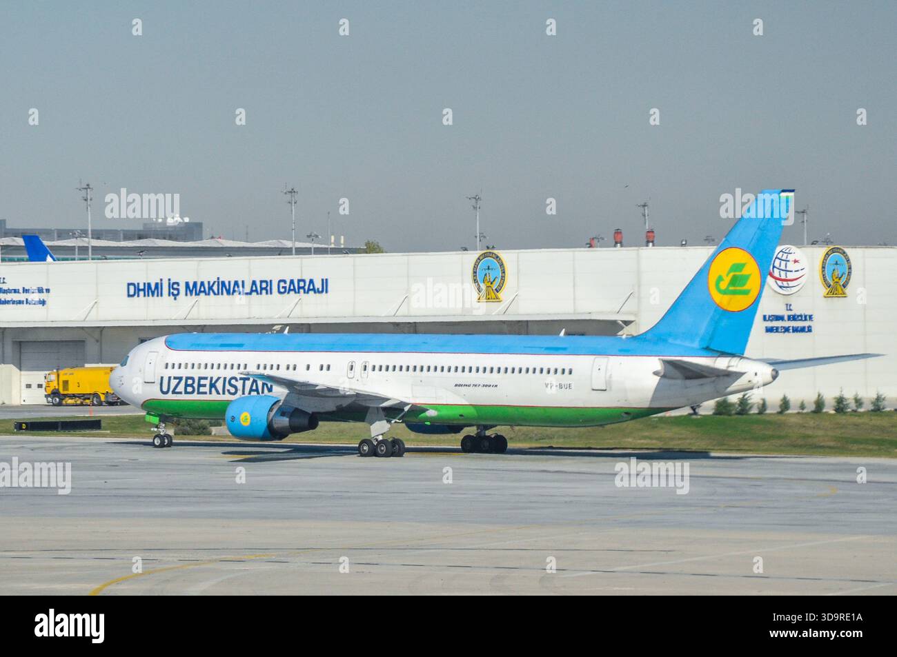 Istanbul, Türkei - 9. August 2008: Usbekistan Airways Boeing 767 Großraumflugzeug fährt über den Asphalt und bereitet sich auf den Abflug oder die Ankunft am Th vor Stockfoto