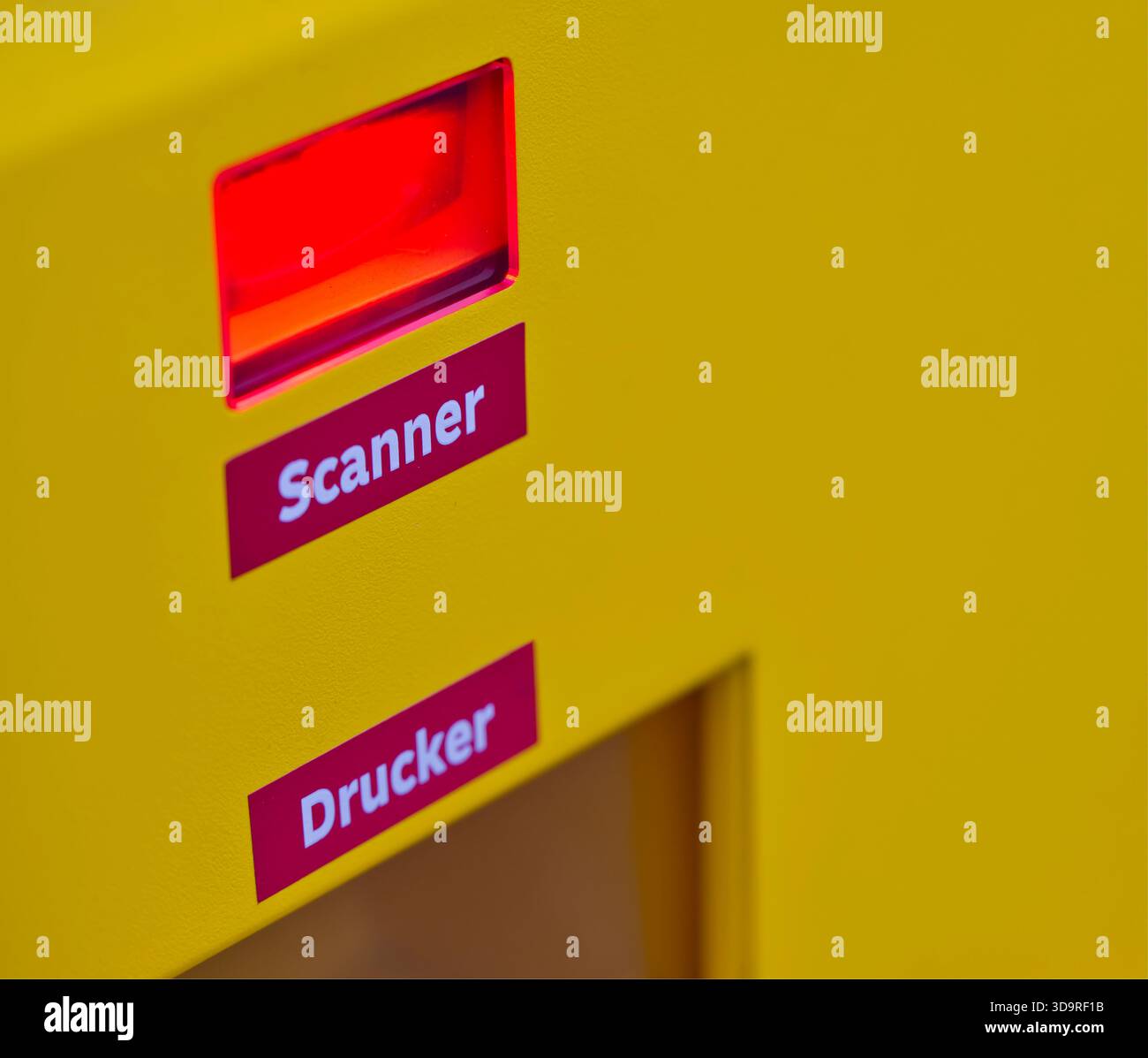 An einer DHL Packstation werden rote Laserscanner und Drucker für Versandetiketten installiert, um Pakete zu scannen oder sie mit Versandetiketten zu versehen Stockfoto