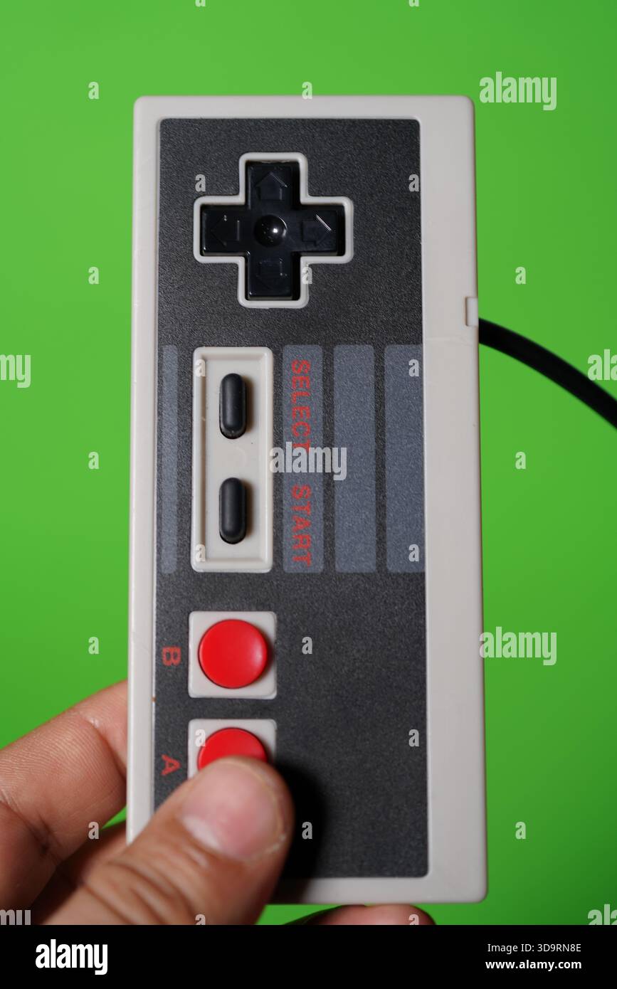 mano sujetando mando de nintendo nes Stockfoto
