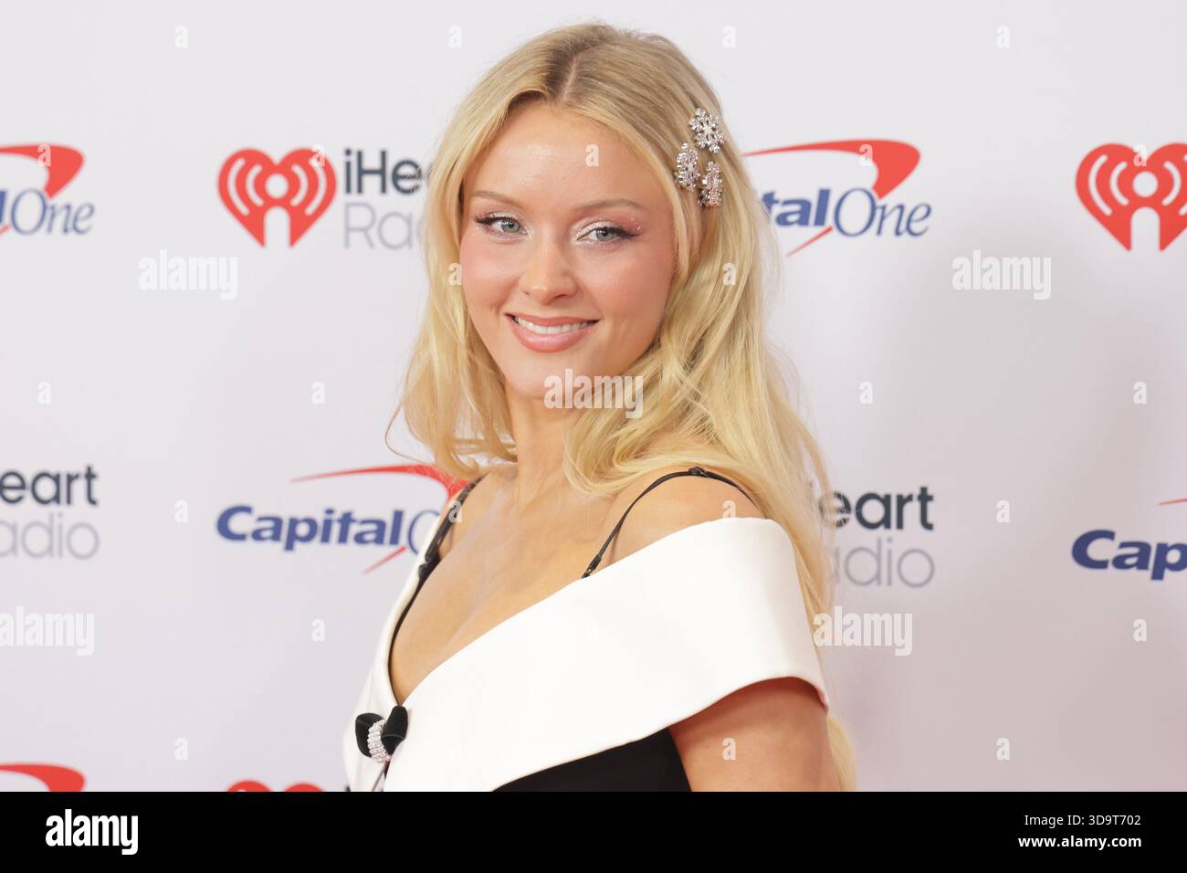 Inglewood, Usa. Dezember 2025. Zara Larsson nimmt an iHeartRadio 102,7 KIIS FM Jingle Ball 2025 im Intuit Dome Teil. Quelle: SOPA Images Limited/Alamy Live News Stockfoto