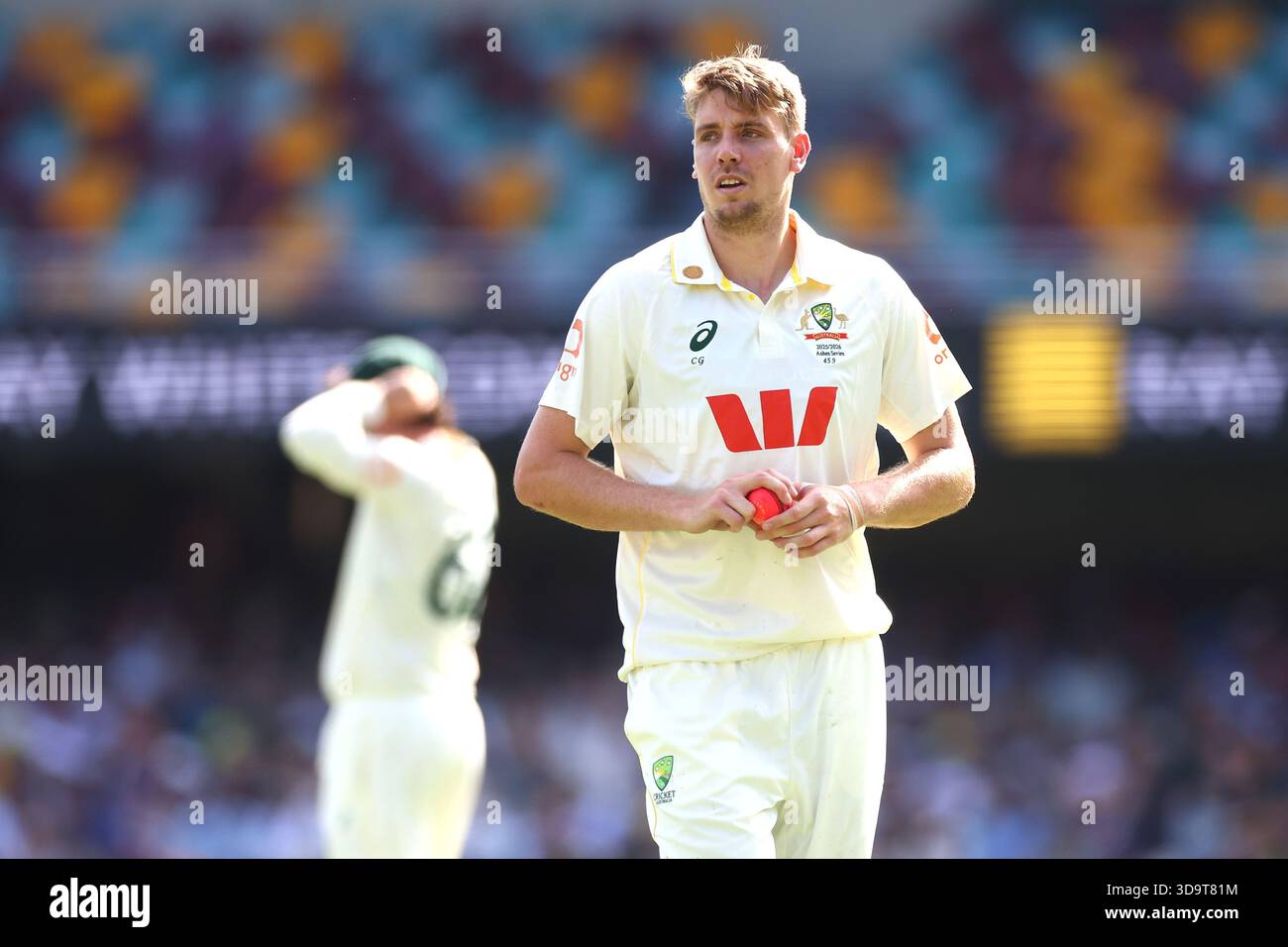 Brisbane, Australien. Dezember 2025. Cameron Green aus Australien sieht am 4. Tag des zweiten Tests in der NRMA Insurance Ashes Series Australia vs England im Gabba, Brisbane Cricket Ground, Brisbane, Australien, 7. Dezember 2025 (Foto: Pat Hoelscher/News Images) *** GER AUT SUI OUT *** Credit: News Images LTD/Alamy Live News Stockfoto