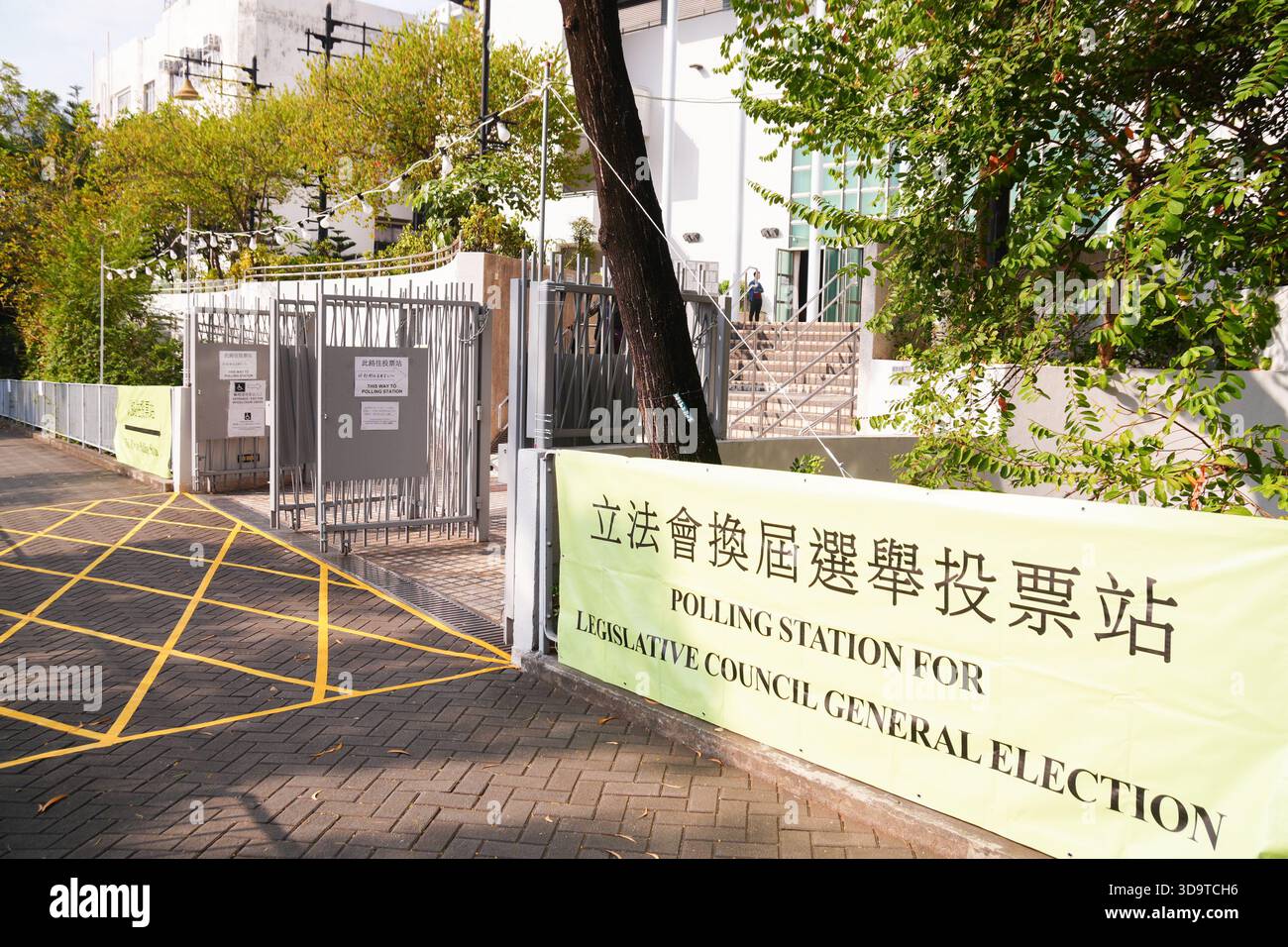 Hongkong, Hongkong. Dezember 2025. Beschilderung vor einer Wahlstation am 7. November 2025 in Hongkong. (Foto von Zulu Lo/TMHK über Nexpher Images) Credit: Nexpher Images Limited/Alamy Live News Stockfoto
