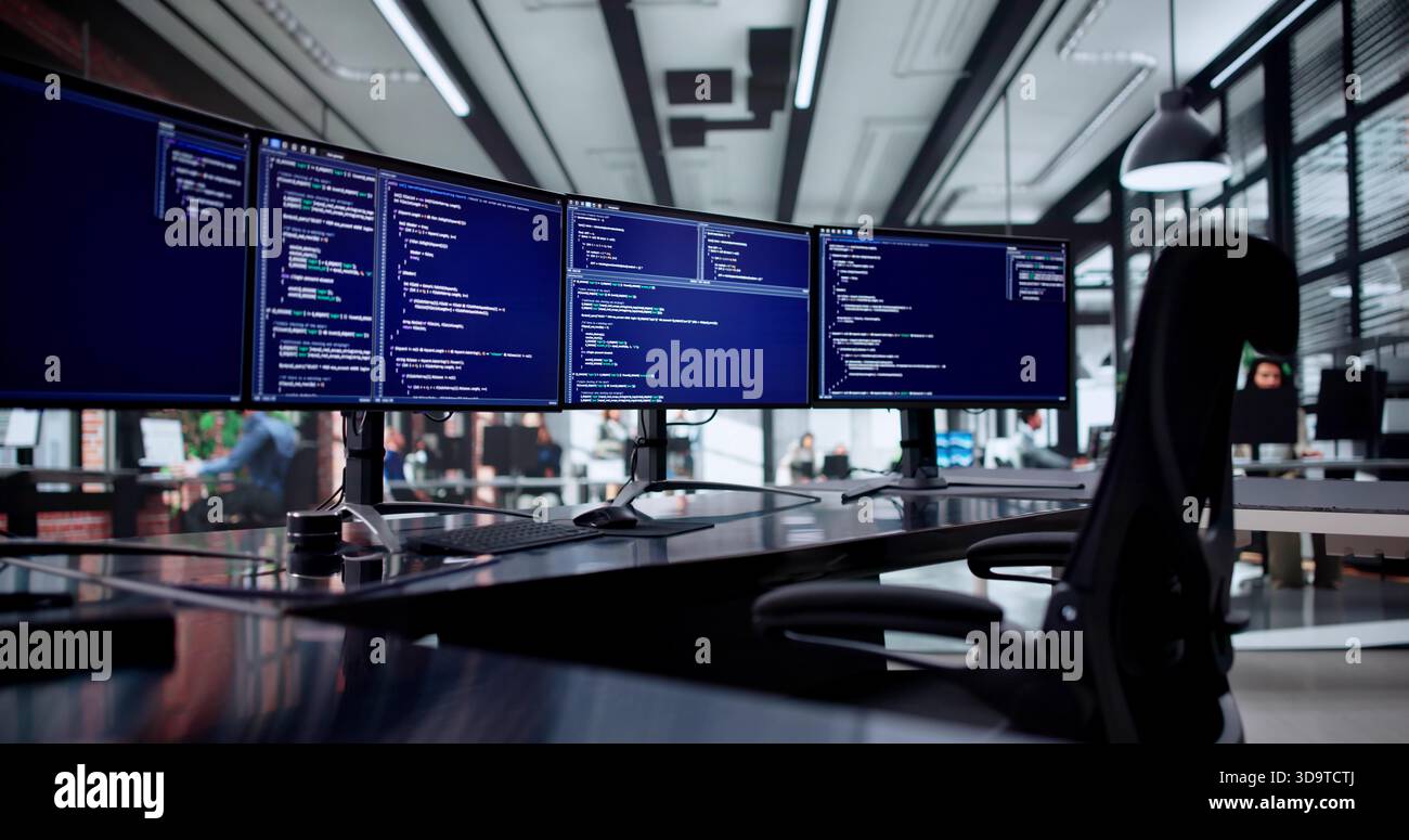 Coding Expert erstellt komplexe Algorithmen im sicheren Servernetzwerk des Unternehmens. Stockfoto