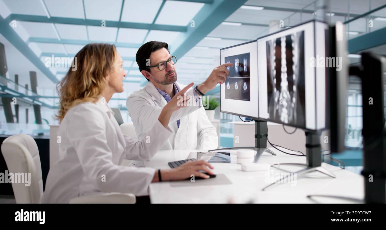Ärzte verwenden Röntgentechnologie, um Knochenerkrankungen auf dem Bildschirm zu diagnostizieren. Ein Chirurg benutzt Röntgentechnik Stockfoto