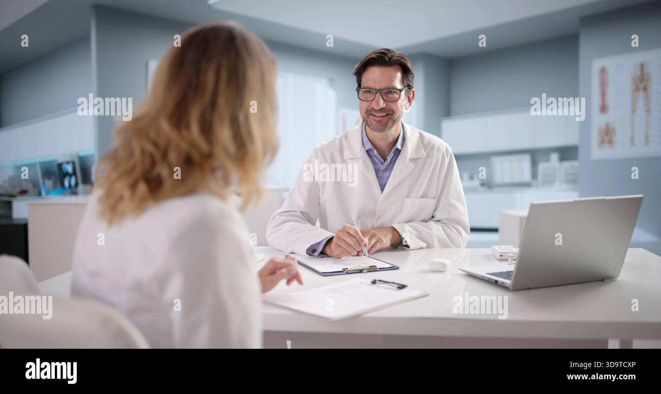 Healthcare Staffing Interview: Doktor Kandidat Einstellungstreffen Im Krankenhaus Stockfoto