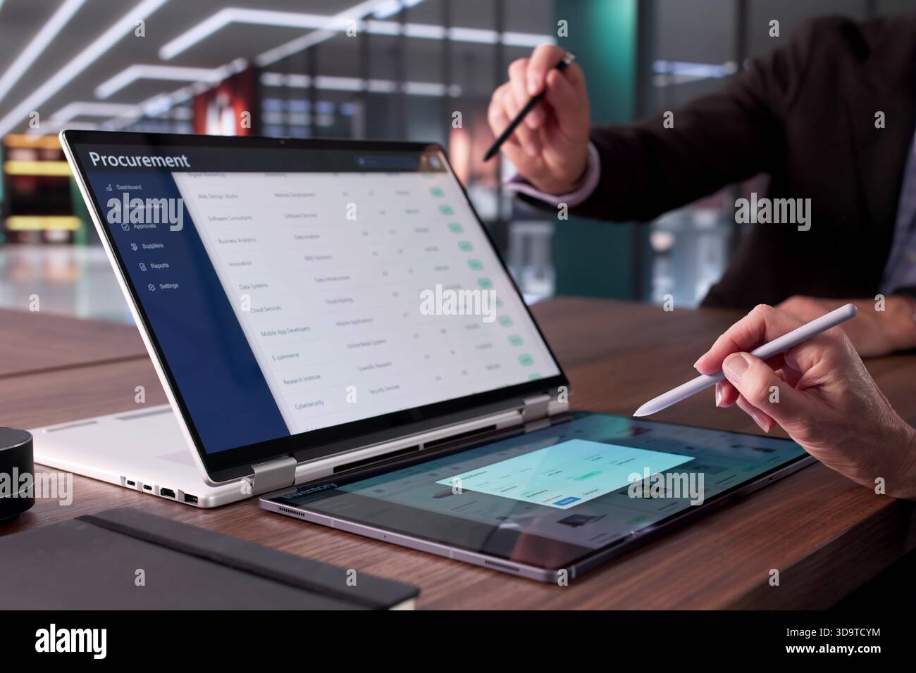 Strategischer Geschäftsanalyst Mit Tools Für Die Bestandsverwaltung Auf Dem Computerbildschirm Stockfoto