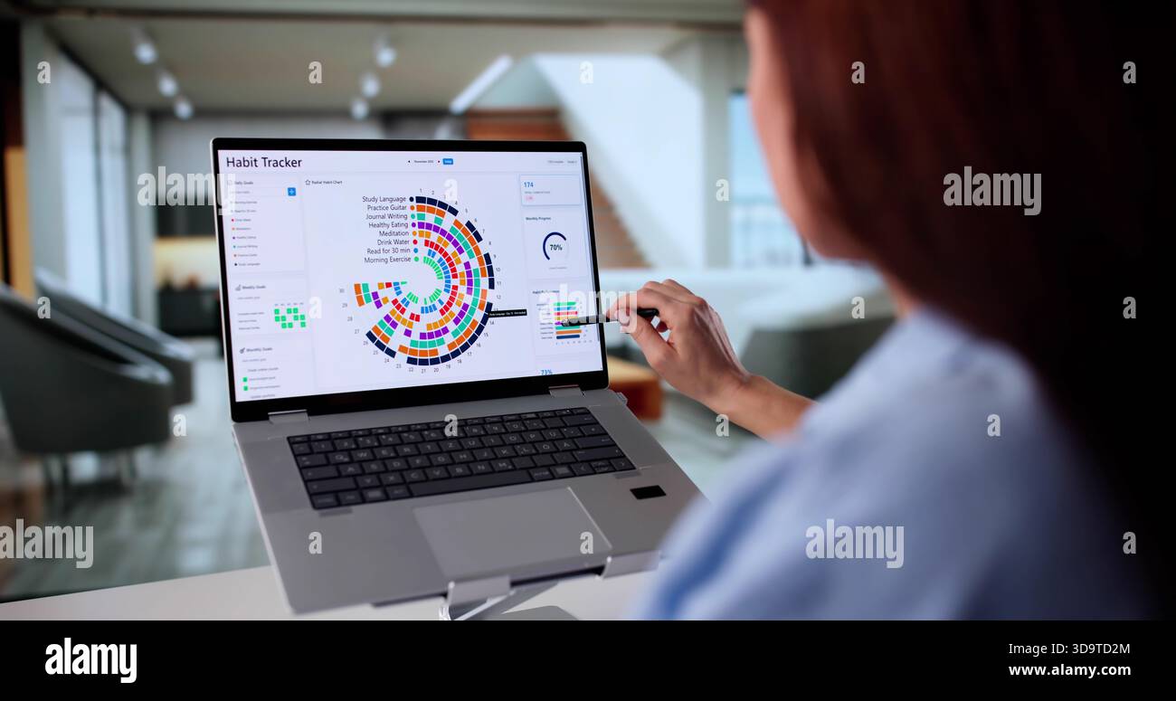 Professionelle Ernährungsexperten Verfolgen Kundengewohnheiten Mit Digitaler App Auf Laptop. Stockfoto