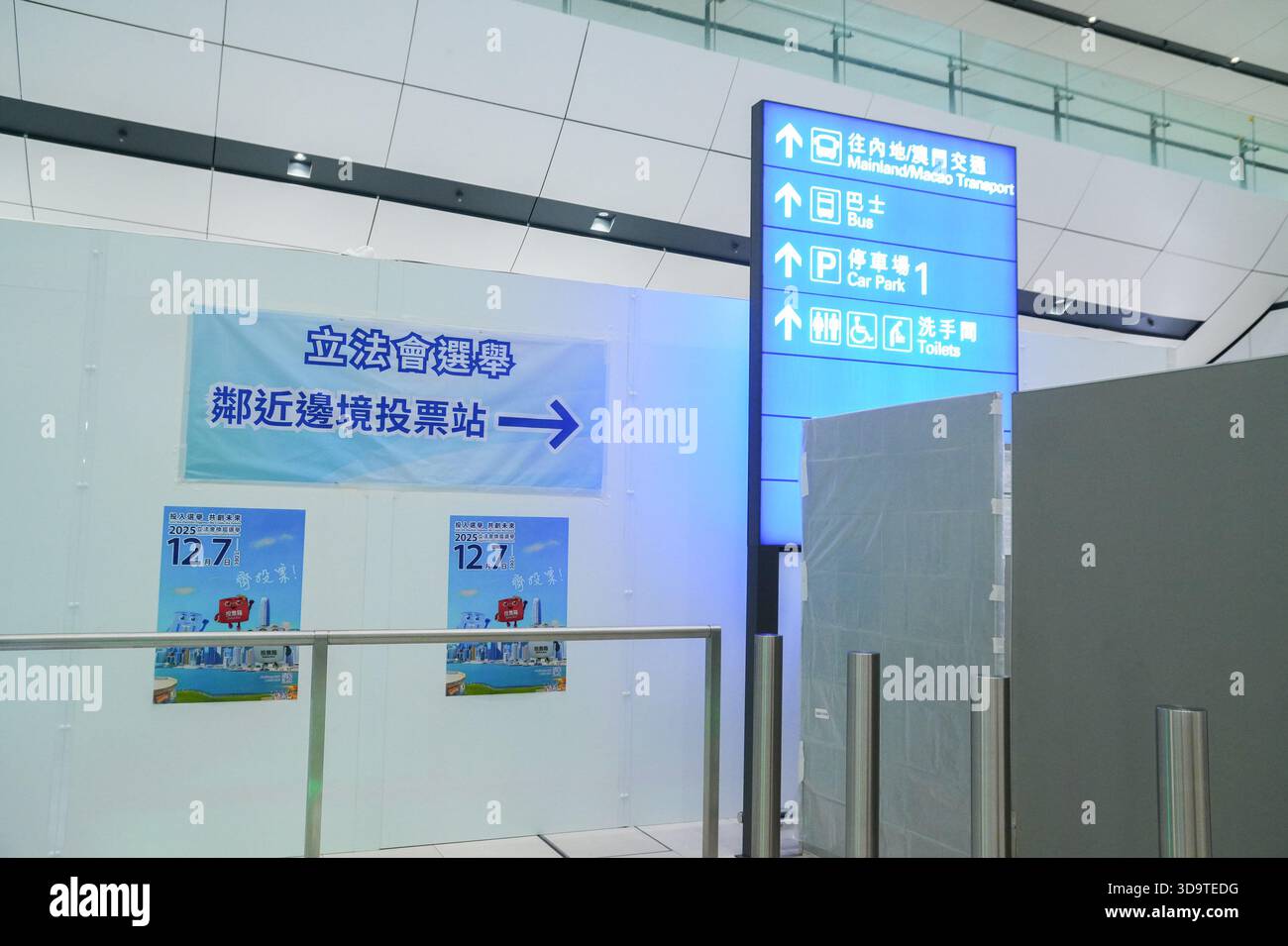 Hongkong, Hongkong. Dezember 2025. Beschilderung vor der Wahlstation am 7. November 2025 in Hongkong. (Foto von Zulu Lo/TMHK über Nexpher Images) Credit: Nexpher Images Limited/Alamy Live News Stockfoto