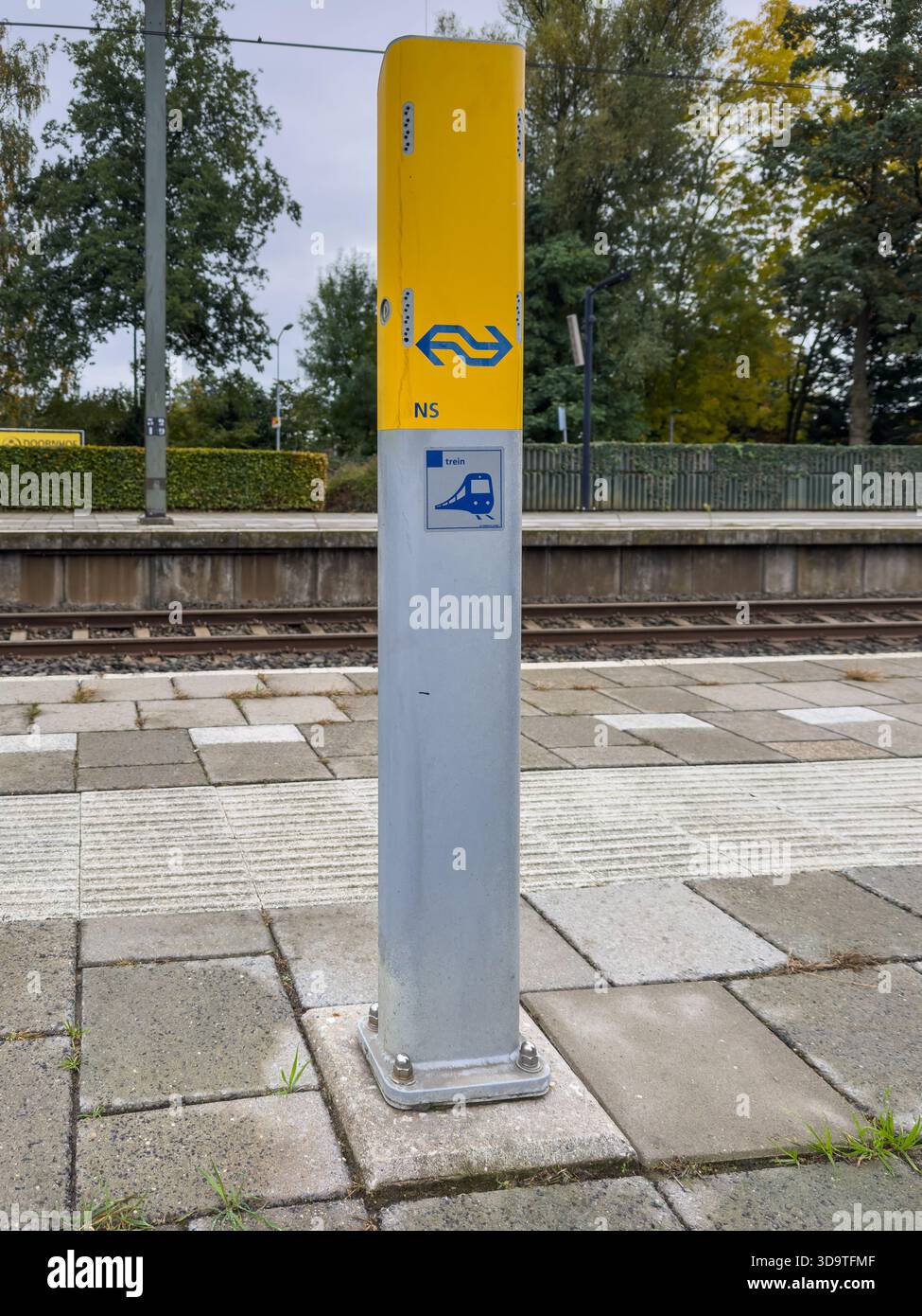Ein gelb-grauer Servicepunkt der Niederländischen Eisenbahn (NS) auf einem Bahnsteig in den Niederlanden. Stockfoto