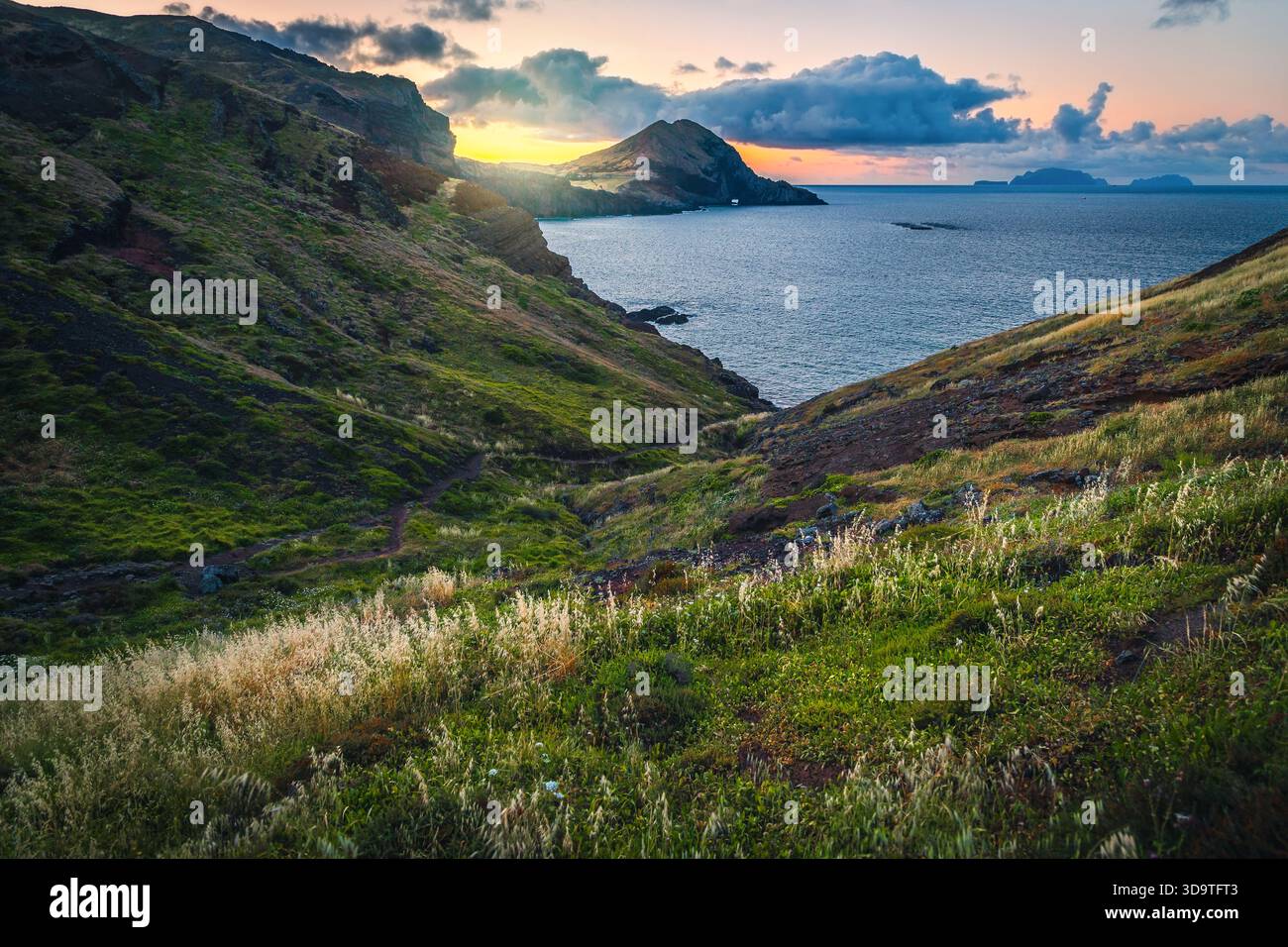 Berühmtes Wanderziel auf der Halbinsel Sao Lourenco. Wunderbarer Blick von der Halbinsel mit dem Atlantischen Ozean bei Sonnenaufgang, Madeira Island, Portugal, E Stockfoto
