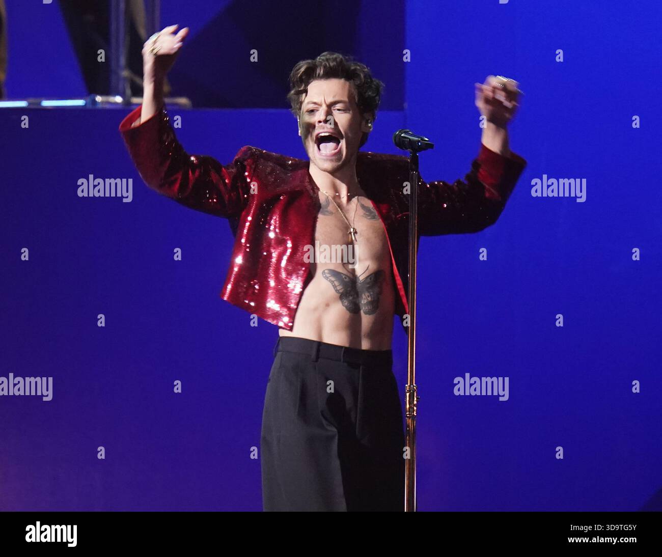 AM 8. DEZEMBER 0600 WURDE 02/23 ein EMBARGO von Harry Styles, der während der Brit Awards 2023 in der O2 Arena in London auftrat, ausgestellt. Styles wurde in einer Umfrage des British Council als Großbritanniens einflussreichste Modefigur bezeichnet. Eine Umfrage hat ergeben, dass die Filmstars Tom Holland und Millie Bobby Brown von Gen Z Think zwei der international anerkanntesten und einflussreichsten Persönlichkeiten Großbritanniens sind. Nach neuen Daten des British Council, der internationalen Organisation für kulturelle Beziehungen des Landes, glauben junge Menschen, dass Film und Fernsehen die größte kulturelle Wirkung in der Gesellschaft haben und Akteure bevorzugen Stockfoto