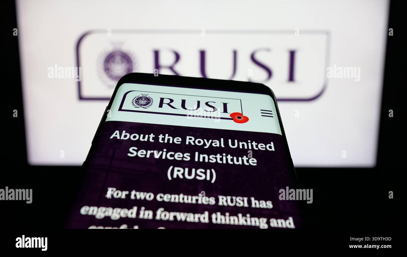 Stuttgart, Deutschland - 24.11.2025: Mobiltelefon mit Website des Royal United Services Institute (RUSI) vor dem Logo. Stockfoto
