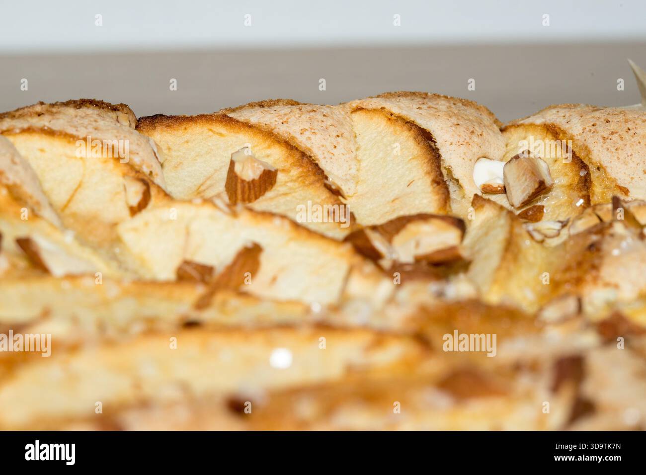 Frisch gebackener, goldfarbener und knuspriger, hausgemachter Kuchen Stockfoto