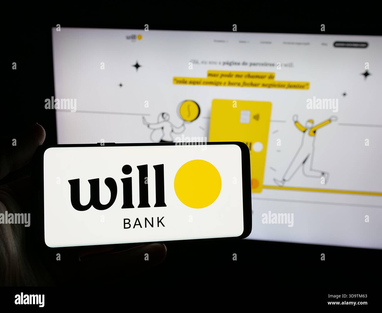 Stuttgart, Deutschland - 28.11.2025: Person mit Smartphone und Logo der brasilianischen Bank will Financeira S.A. auf dem Bildschirm vor der Website. Stockfoto