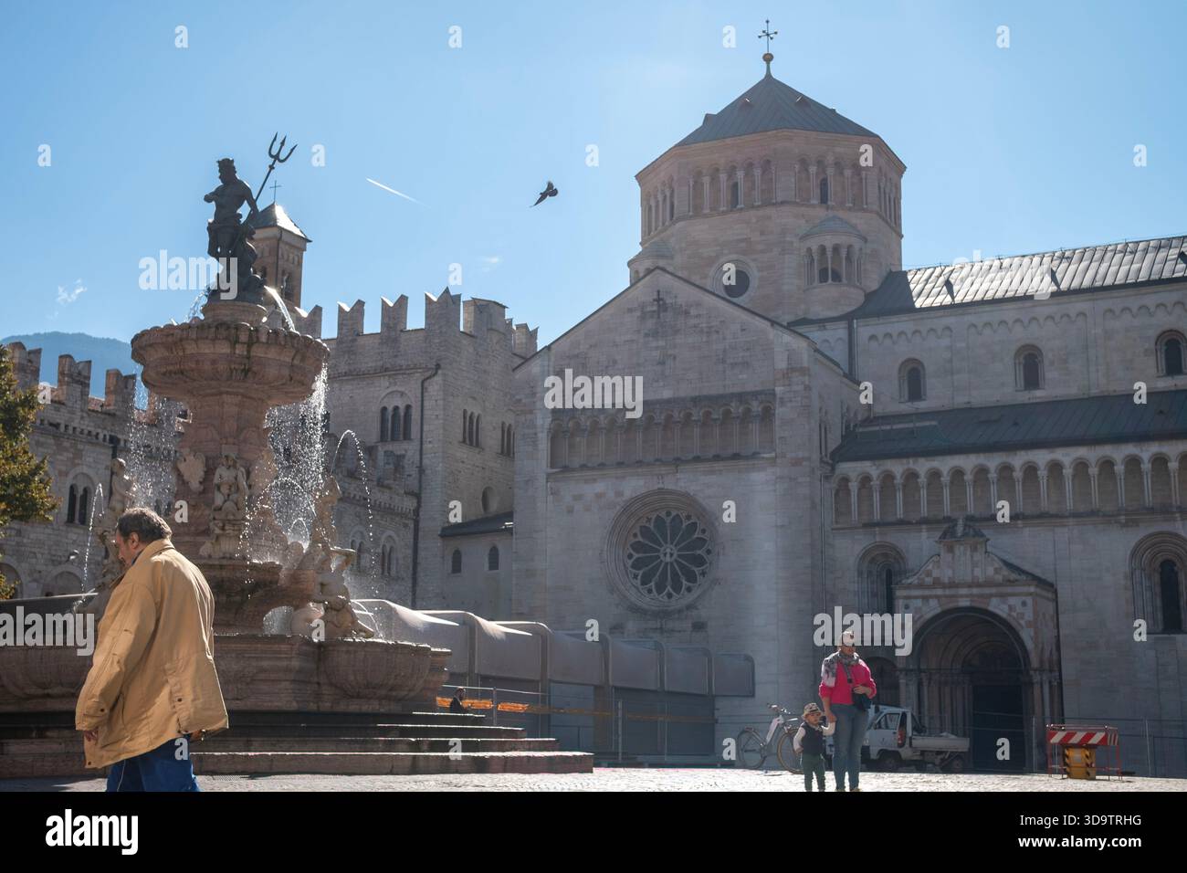 Blick auf die Kathedrale von Trient, im Trentino, Norditalien, mit dem Neptunbrunnen davor Stockfoto