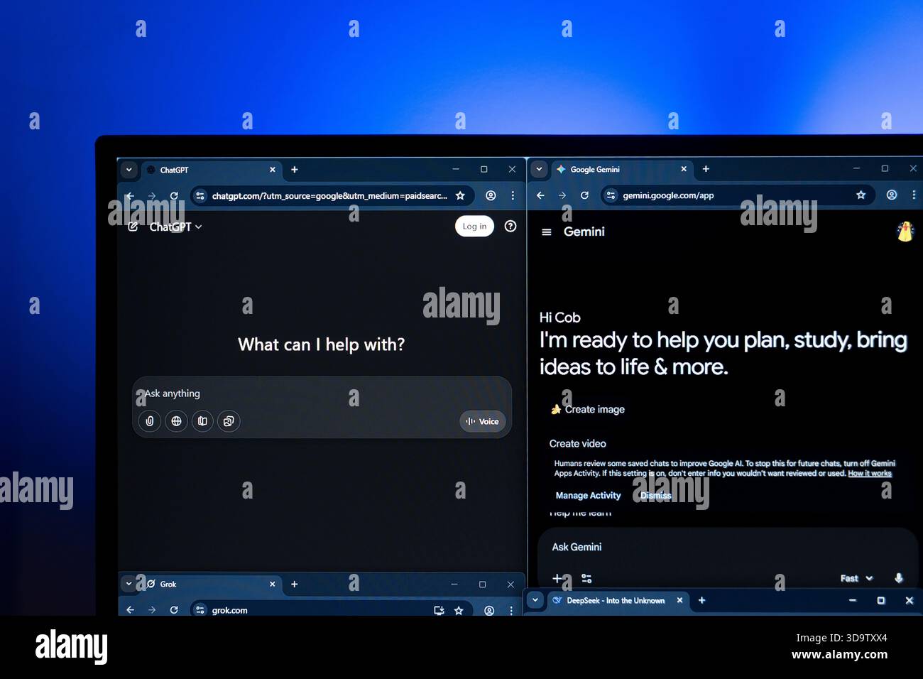 ChatGPT- und Google Gemini-KI-Schnittstellen werden nebeneinander auf einem breiten Monitor angezeigt. Hochwertige Fotos Stockfoto
