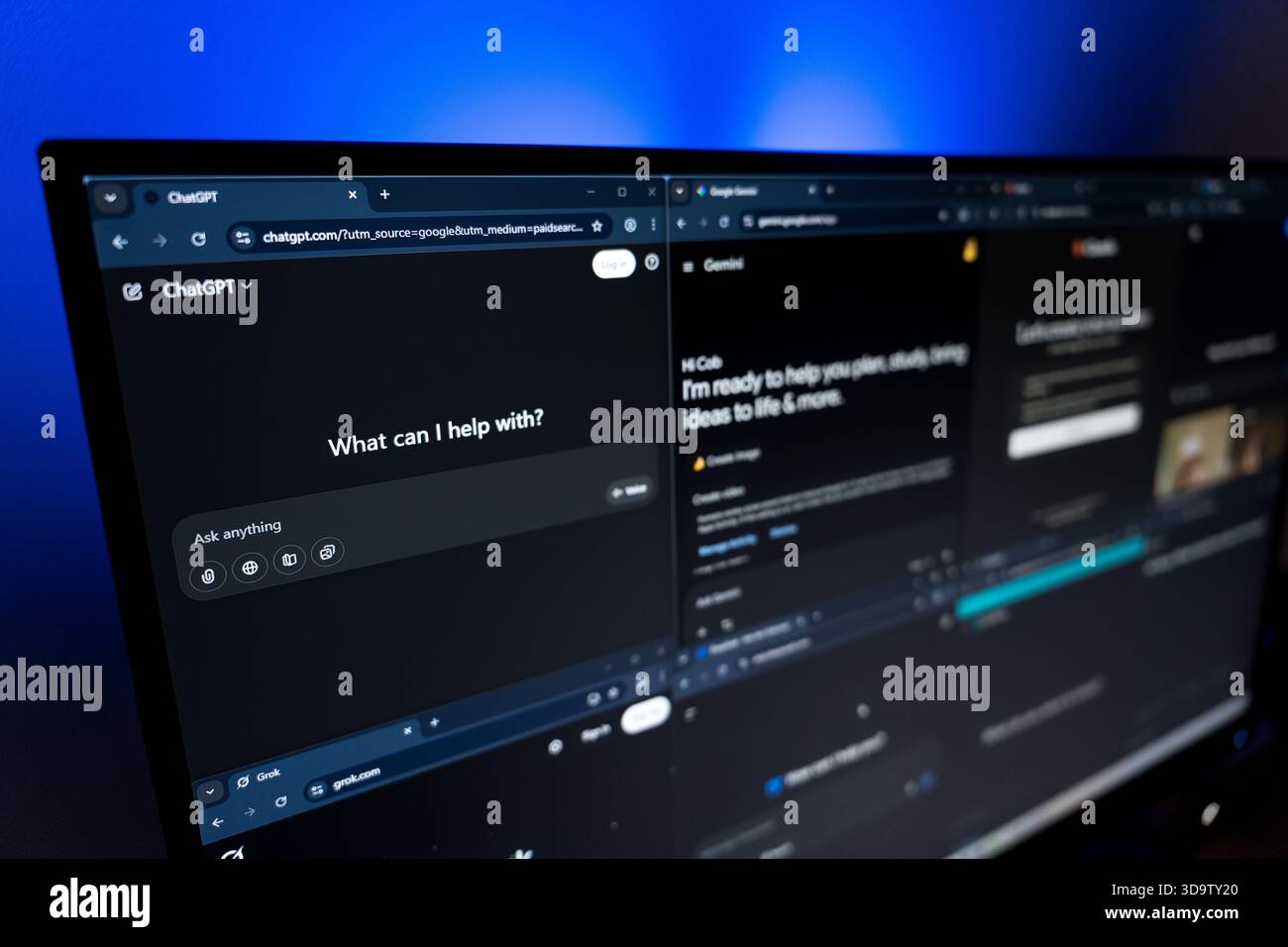 ChatGPT- und Google Gemini-KI-Schnittstellen werden nebeneinander auf einem breiten Monitor angezeigt Stockfoto