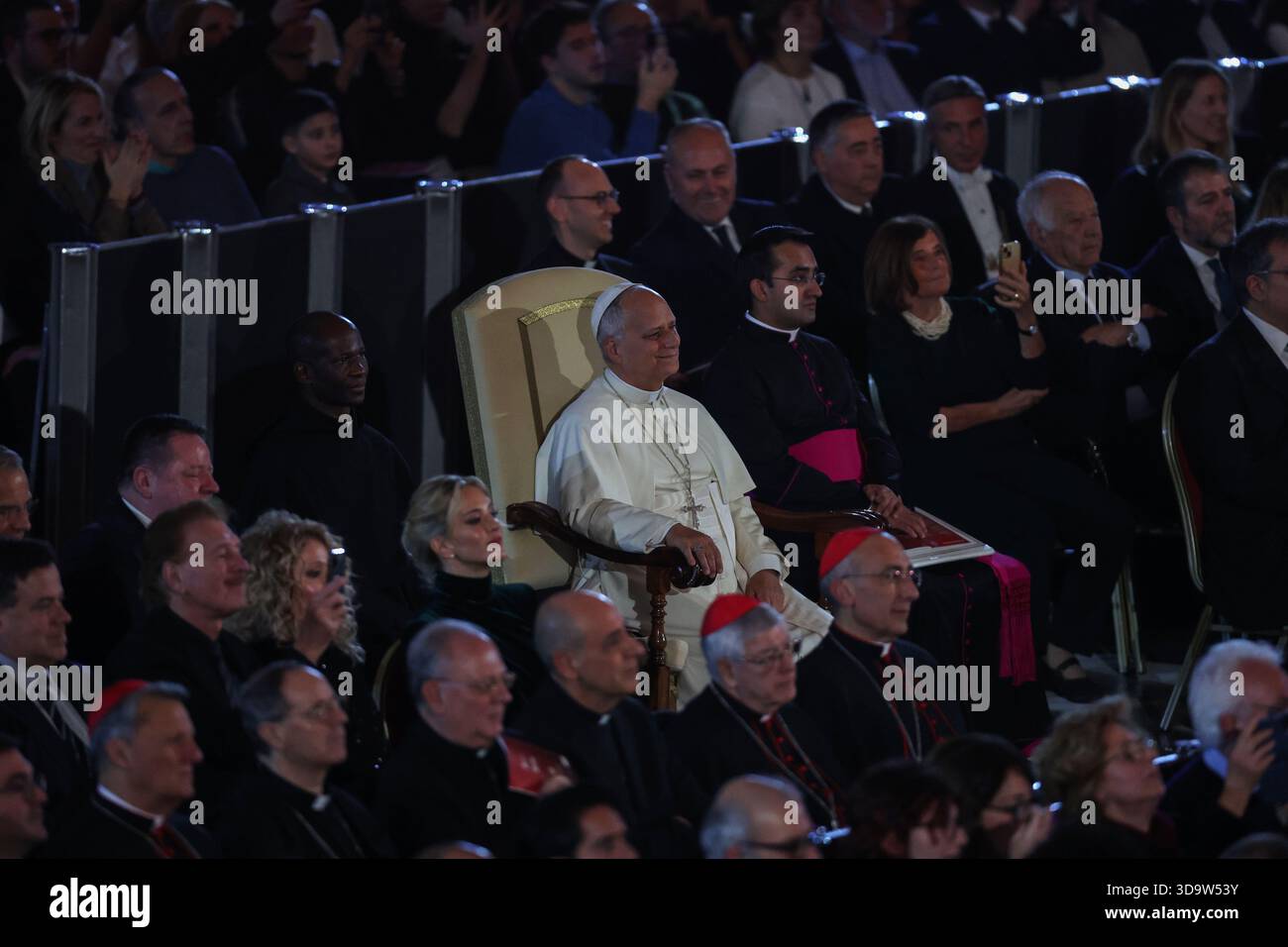 Vatikan, Italien. Dezember 2025. Papst Leo XIV. Wurde während des Konzerts gesehen. Papst Leo XIV. Nahm an dem Konzert für die Armen Teil, das im Vatikan mit einem Auftritt des kanadischen Sängers Michael Steven Buble und der Sängerin Serena Autieri im Paul VI. Saal organisiert wurde. Quelle: SOPA Images Limited/Alamy Live News Stockfoto