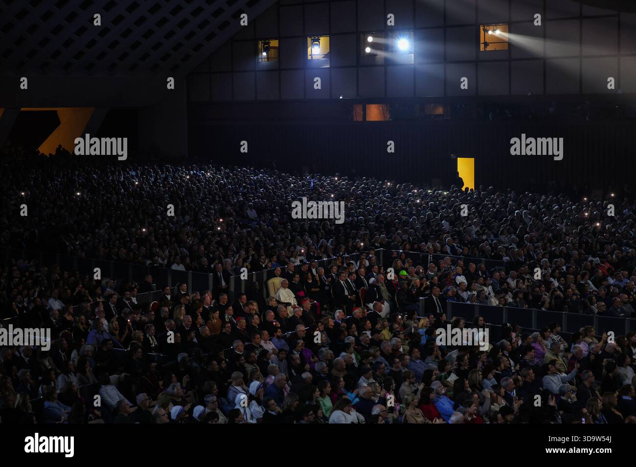 Vatikan, Italien. Dezember 2025. Papst Leo XIV. Wurde während des Konzerts gesehen. Papst Leo XIV. Nahm an dem Konzert für die Armen Teil, das im Vatikan mit einem Auftritt des kanadischen Sängers Michael Steven Buble und der Sängerin Serena Autieri im Paul VI. Saal organisiert wurde. Quelle: SOPA Images Limited/Alamy Live News Stockfoto