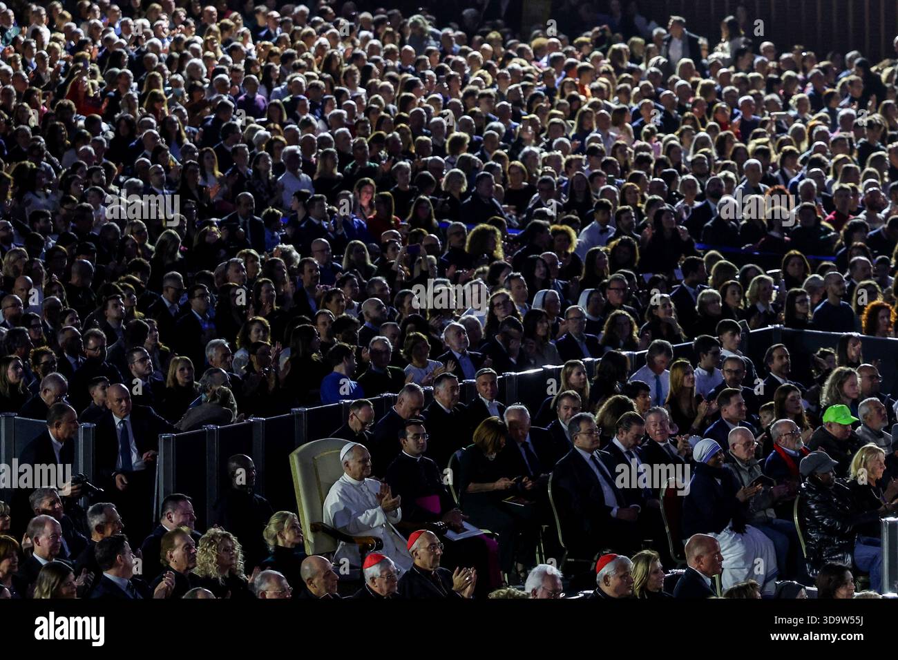 Vatikan, Italien. Dezember 2025. Papst Leo XIV. Wurde während des Konzerts gesehen. Papst Leo XIV. Nahm an dem Konzert für die Armen Teil, das im Vatikan mit einem Auftritt des kanadischen Sängers Michael Steven Buble und der Sängerin Serena Autieri im Paul VI. Saal organisiert wurde. Quelle: SOPA Images Limited/Alamy Live News Stockfoto