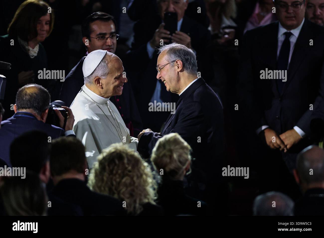 Vatikan, Italien. Dezember 2025. Der Pontiff begrüßt und dankt Don Marco Frisina am Ende des Konzertes. Papst Leo XIV. Nahm an dem Konzert für die Armen Teil, das im Vatikan mit einem Auftritt des kanadischen Sängers Michael Steven Buble und der Sängerin Serena Autieri im Paul VI. Saal organisiert wurde. Quelle: SOPA Images Limited/Alamy Live News Stockfoto