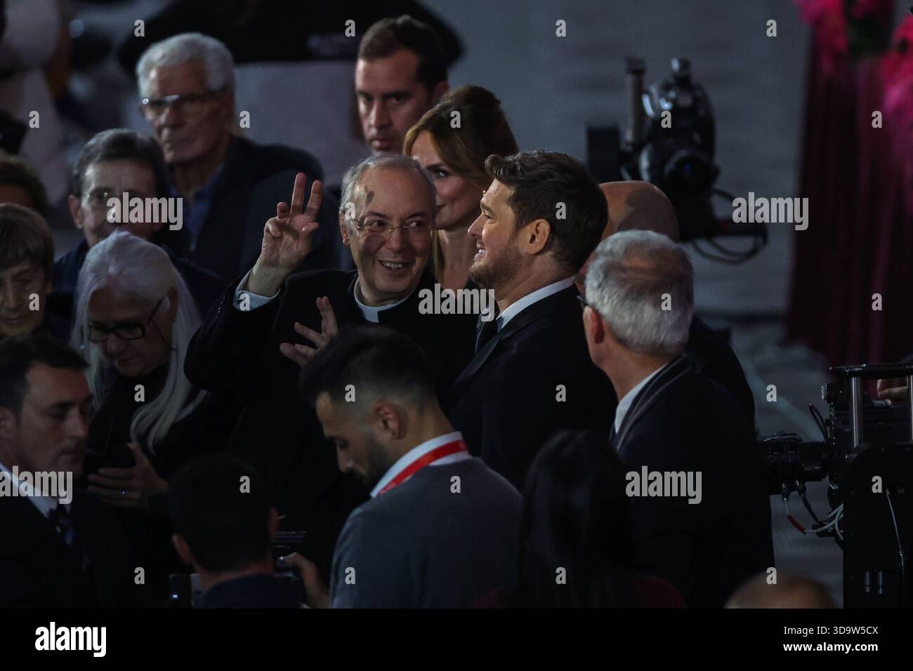 Vatikan, Italien. Dezember 2025. Don Marco Frisina, Serena Autieri und Michael Steven Buble hören sich die Worte des Papstes am Ende der Veranstaltung an. Papst Leo XIV. Nahm an dem Konzert für die Armen Teil, das im Vatikan mit einem Auftritt des kanadischen Sängers Michael Steven Buble und der Sängerin Serena Autieri im Paul VI. Saal organisiert wurde. Quelle: SOPA Images Limited/Alamy Live News Stockfoto