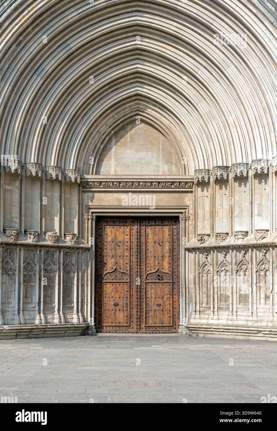Dekorativer Eingang zu einer gotischen Kirche, alte Holztür Stockfoto