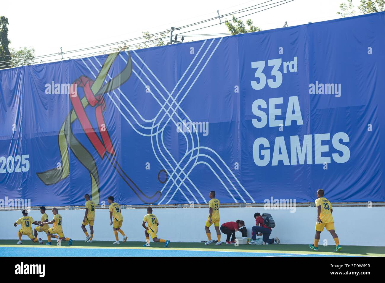 Thailand (Gelb) Hockeyspieler warm-up vor dem Wettbewerb Hockey 5's Men's Team Preliminary of 33rd SEA Games Thailand 2025 Spiel zwischen Thailand (Gelb) und Philippinen (Rot) im RTAF Hockey Stadium am 7. Dezember 2025 in Bangkok, Thailand. (Foto: Teera Noisakran/SIPA USA) Credit: SIPA USA/Alamy Live News Stockfoto