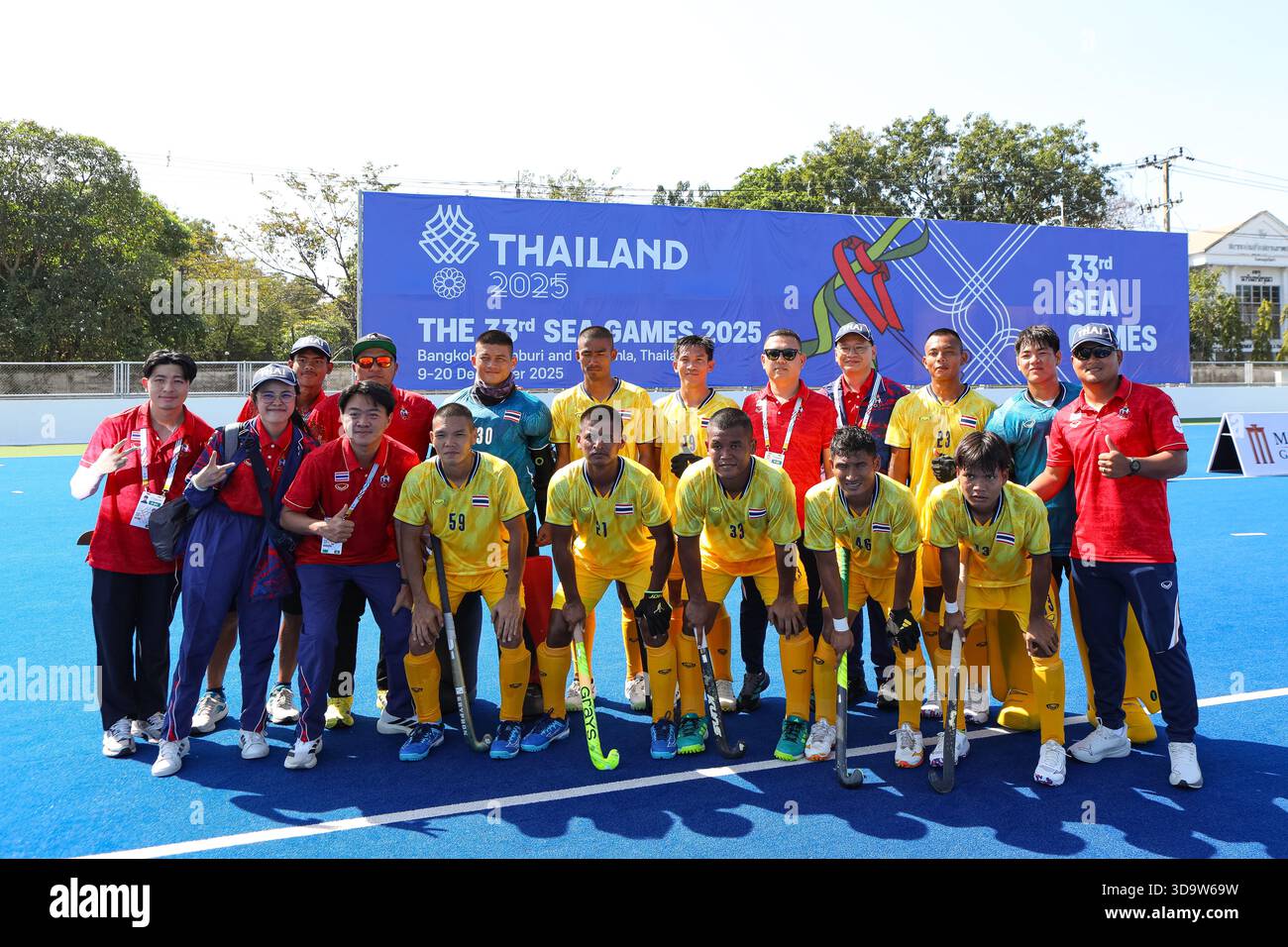Thailand Hockeyspieler, -Team und -Mitarbeiter stehen während der Hockey 5's, der Herrenmannschaft Preliminary of 33rd SEA Games Thailand 2025 im RTAF Hockey Stadium am 7. Dezember 2025 in Bangkok, Thailand. (Foto: Teera Noisakran/SIPA USA) Credit: SIPA USA/Alamy Live News Stockfoto