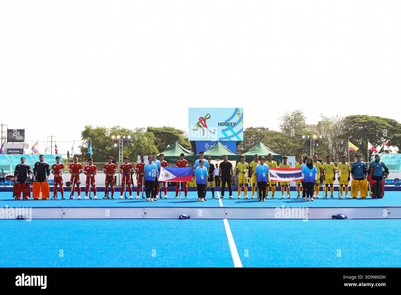 Die Eishockeyspieler Philippinen (Rot) und Thailand (Gelb) stehen am 7. Dezember 2025 in Bangkok, Thailand, während der Hockey 5's, Herrenmannschaft Preliminary of 33rd SEA Games Thailand 2025 im RTAF Hockey Stadium an. (Foto: Teera Noisakran/SIPA USA) Credit: SIPA USA/Alamy Live News Stockfoto