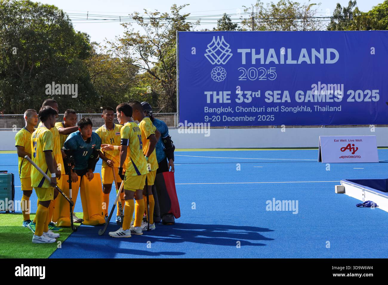 Die Hockeyspieler Thailand (Gelb) stehen am 7. Dezember 2025 im RTAF Hockeystadion in Bangkok, Thailand, im Vorfeld der 33. SEA Games Thailand 2025 an. (Foto: Teera Noisakran/SIPA USA) Credit: SIPA USA/Alamy Live News Stockfoto