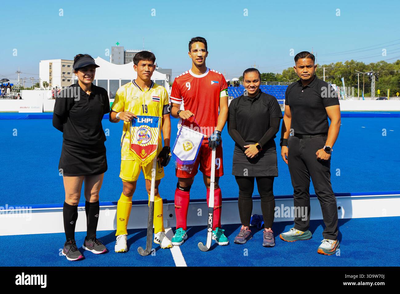 Die Eishockeyspieler Philippinen (Rot) und Thailand (Gelb) stehen am 7. Dezember 2025 in Bangkok, Thailand, während der Hockey 5's, Herrenmannschaft Preliminary of 33rd SEA Games Thailand 2025 im RTAF Hockey Stadium an. (Foto: Teera Noisakran/SIPA USA) Credit: SIPA USA/Alamy Live News Stockfoto