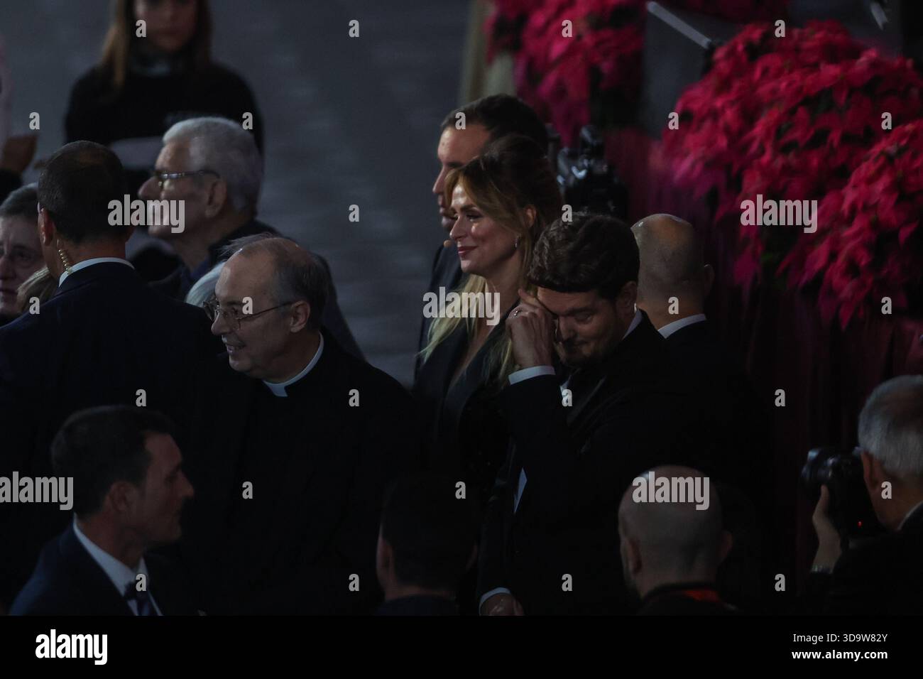 Vatikan, Italien. Dezember 2025. Don Marco Frisina, Serena Autieri und Michael Steven Buble (berührt) hören sich die Worte des Papstes am Ende der Veranstaltung an. Papst Leo XIV. Nahm an dem Konzert für die Armen Teil, das im Vatikan mit einem Auftritt des kanadischen Sängers Michael Steven Buble und der Sängerin Serena Autieri im Paul VI. Saal organisiert wurde. (Foto: Marco Iacobucci/SOPA Images/SIPA USA) Credit: SIPA USA/Alamy Live News Stockfoto