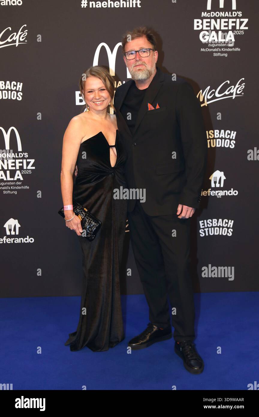 Nova Meierhenrich und Brian Bojsen bei der 20. McDonald's Benefizgala zur Unterstützung der McDonald's Children's Aid Foundation in den Eisbach Studios. München, 6. Dezember 2025 Stockfoto