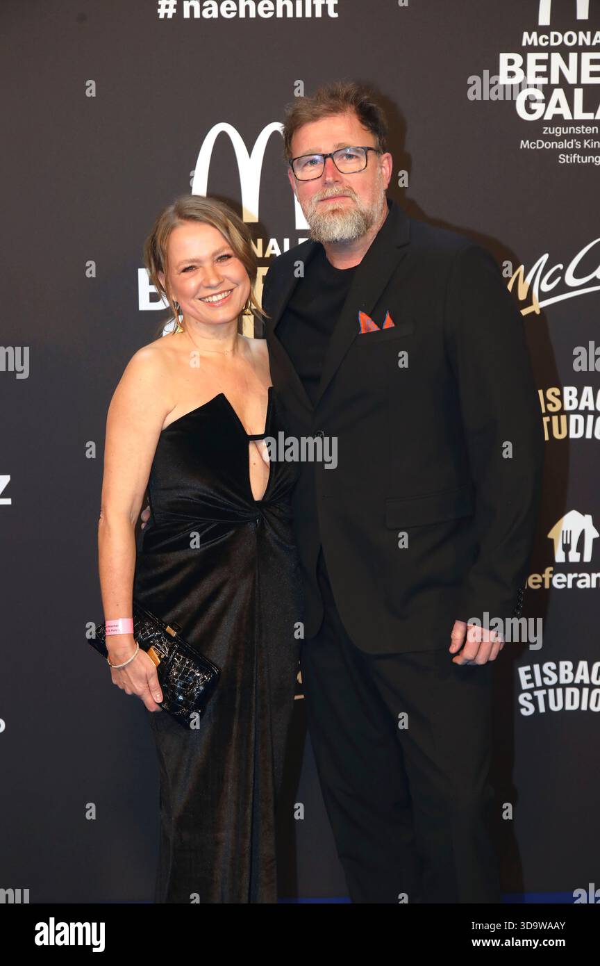 Nova Meierhenrich und Brian Bojsen bei der 20. McDonald's Benefizgala zur Unterstützung der McDonald's Children's Aid Foundation in den Eisbach Studios. München, 6. Dezember 2025 Stockfoto