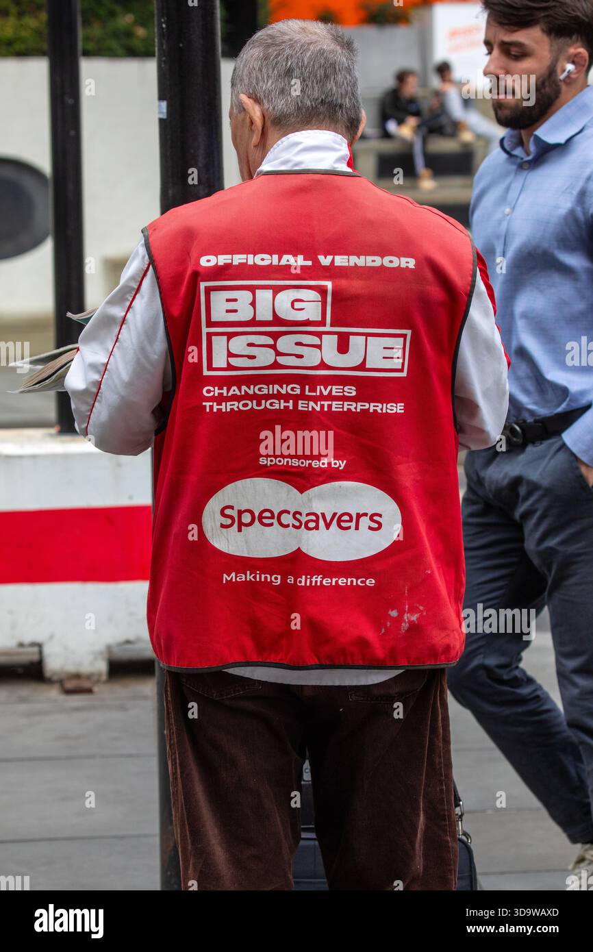 London, UK - 29. Juli 2025: Ein offizieller Verkäufer oder Verkäufer von Big Issue Managzine im Zentrum von London, Großbritannien. Stockfoto